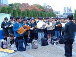 6年生修学旅行原爆の子の像前での様子