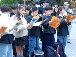 6年生修学旅行原爆の子の像前での様子