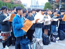 6年生修学旅行原爆の子の像前での様子