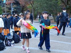 6年生修学旅行原爆の子の像前での様子