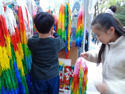 6年生修学旅行原爆の子の像前での様子