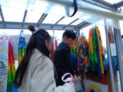 6年生修学旅行原爆の子の像前での様子