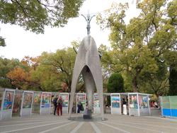 6年生修学旅行 原爆の子の像前での様子