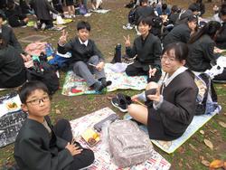 6年生修学旅行昼食（お弁当）の様子