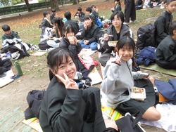 6年生修学旅行昼食（お弁当）の様子