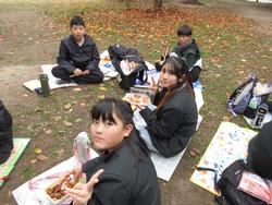 6年生修学旅行昼食（お弁当）の様子