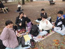 6年生修学旅行昼食（お弁当）の様子