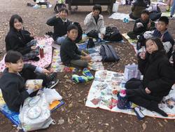 6年生修学旅行昼食（お弁当）の様子