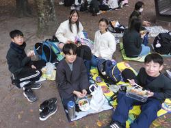 6年生修学旅行昼食（お弁当）の様子