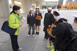 6年生修学旅行碑めぐりの様子