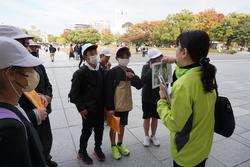 6年生修学旅行碑めぐりの様子