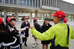 6年生修学旅行碑めぐりの様子