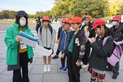 6年生修学旅行碑めぐりの様子