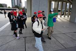 6年生修学旅行碑めぐりの様子