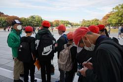 6年生修学旅行碑めぐりの様子