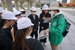 6年生修学旅行碑めぐりの様子