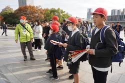 6年生修学旅行碑めぐりの様子