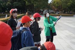 6年生修学旅行碑めぐりの様子