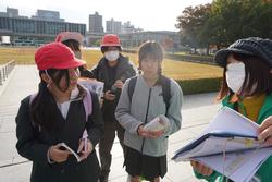 6年生修学旅行碑めぐりの様子