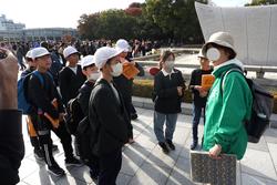 6年生修学旅行碑めぐりの様子