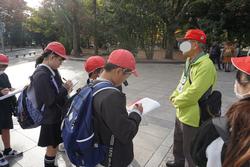 6年生修学旅行碑めぐりの様子