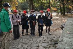 6年生修学旅行碑めぐりの様子