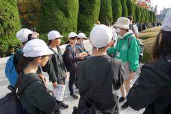 6年生修学旅行碑めぐりの様子