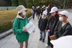 6年生修学旅行碑めぐりの様子
