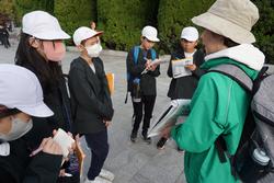 6年生修学旅行碑めぐりの様子