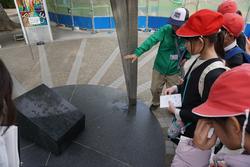 6年生修学旅行碑めぐりの様子