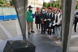6年生修学旅行碑めぐりの様子