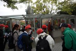 6年生修学旅行碑めぐりの様子