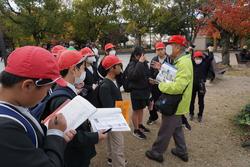 6年生修学旅行碑めぐりの様子