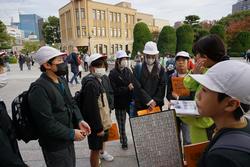 6年生修学旅行碑めぐりの様子