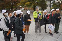 6年生修学旅行碑めぐりの様子