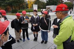 6年生修学旅行碑めぐりの様子