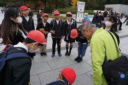 6年生修学旅行碑めぐりの様子