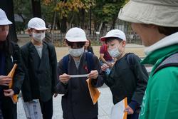 6年生修学旅行碑めぐりの様子