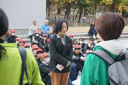 6年生修学旅行碑めぐりの様子