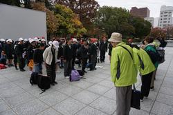 6年生修学旅行碑めぐりの様子