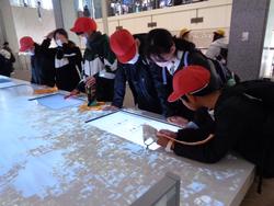 6年生修学旅行平和記念資料館での様子