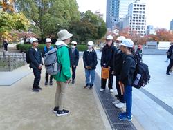 6年生修学旅行碑めぐりの様子