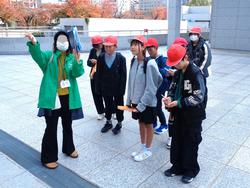 6年生修学旅行碑めぐりの様子