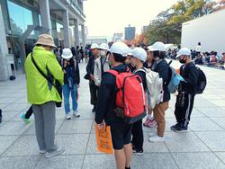 6年生修学旅行碑めぐりの様子