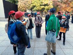 6年生修学旅行碑めぐりの様子