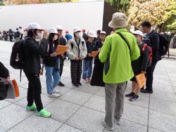 6年生修学旅行碑めぐりの様子