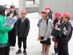 6年生修学旅行碑めぐりの様子