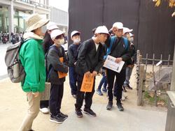 6年生修学旅行碑めぐりの様子