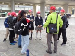 6年生修学旅行碑めぐりの様子