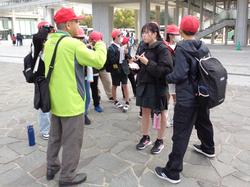 6年生修学旅行碑めぐりの様子